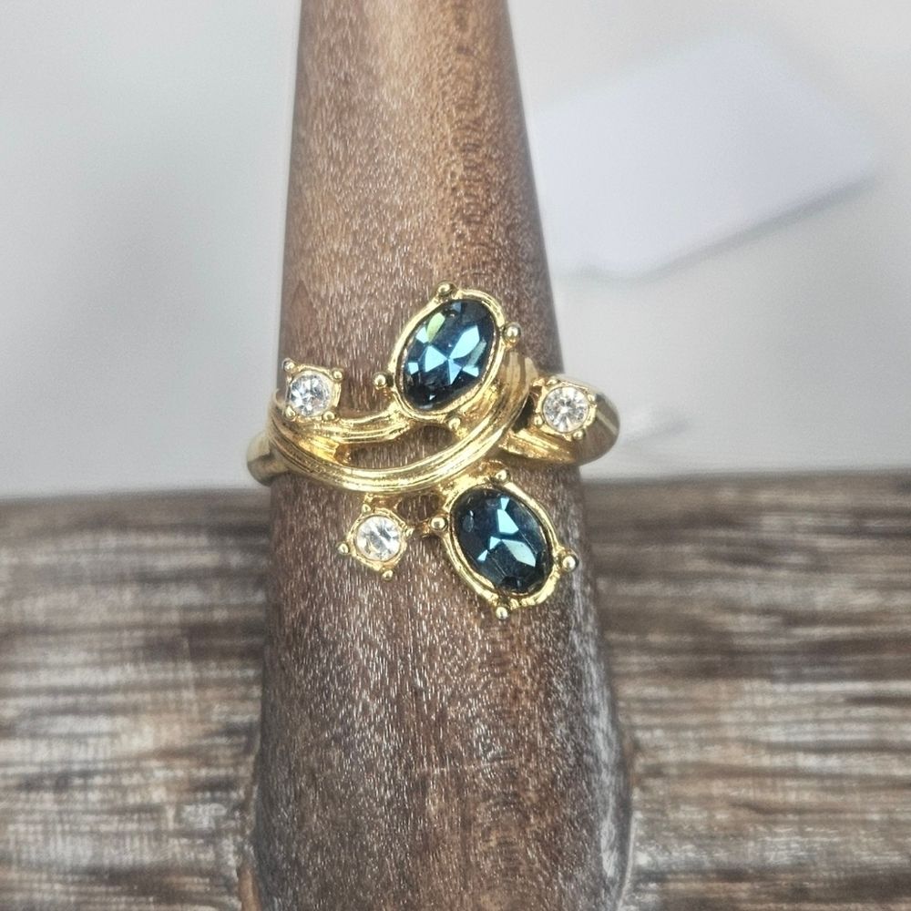 Vintage Avon Faux Sapphire And Rhinestone Gold Tone Floral Ring EUC Sz 7